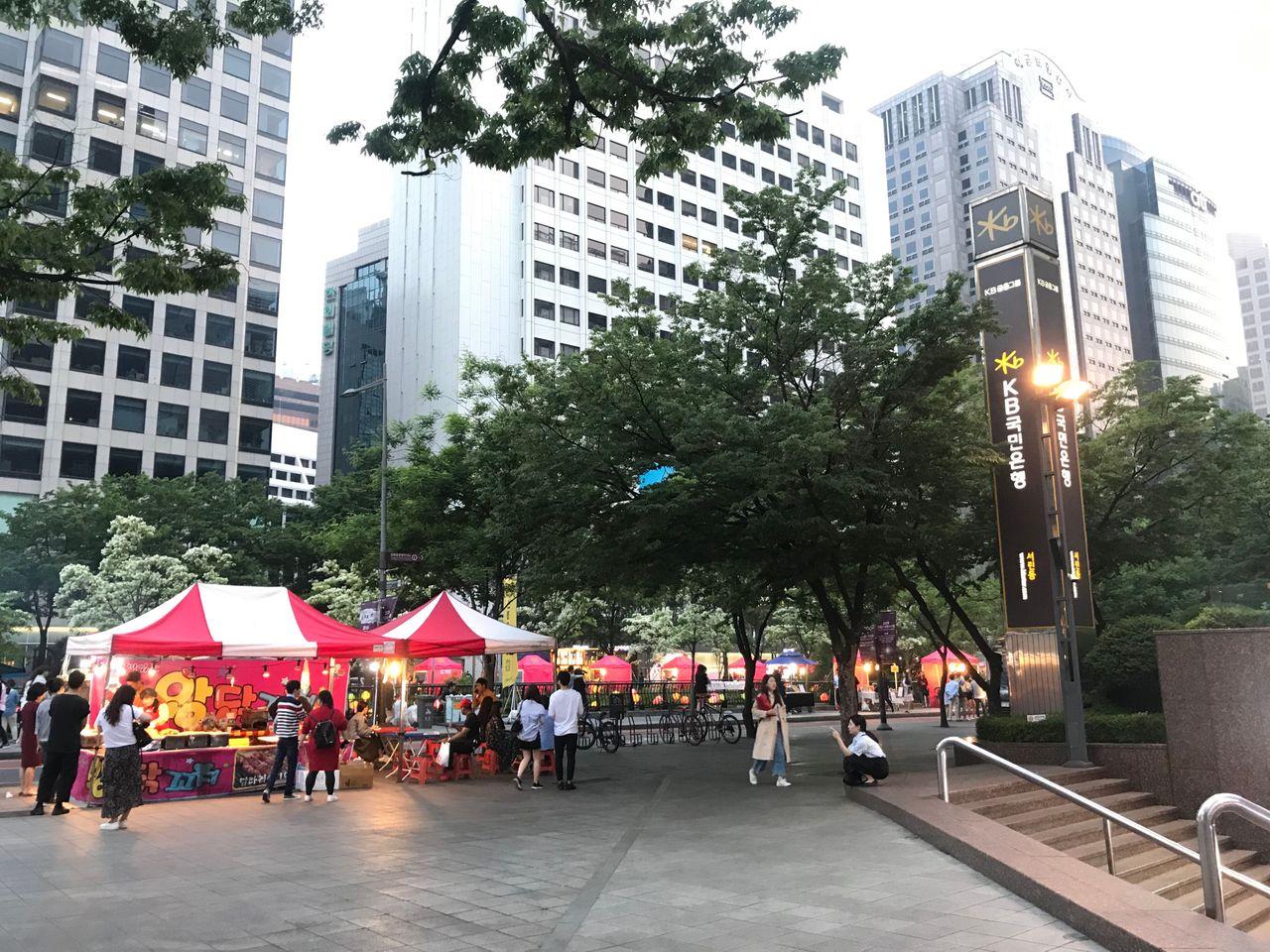 【คยองชองกเยชอน เกาหลี】ตะลุยตลาดนัดกลางคืนที่คลองชองกเยชอน 2025! เดินเลียบคลองชองกเยชอนสวย ๆ และตะลุยตลาดนัดกลางคืนกัน!